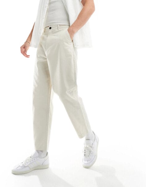 Farah hawtin twill relaxed tapered trousers in white