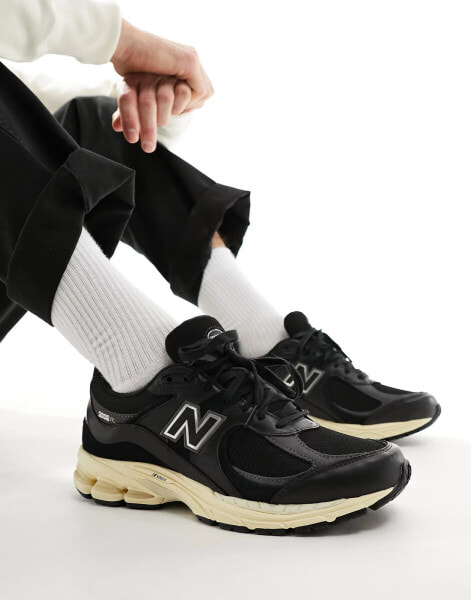 New Balance 2002r trainers in black