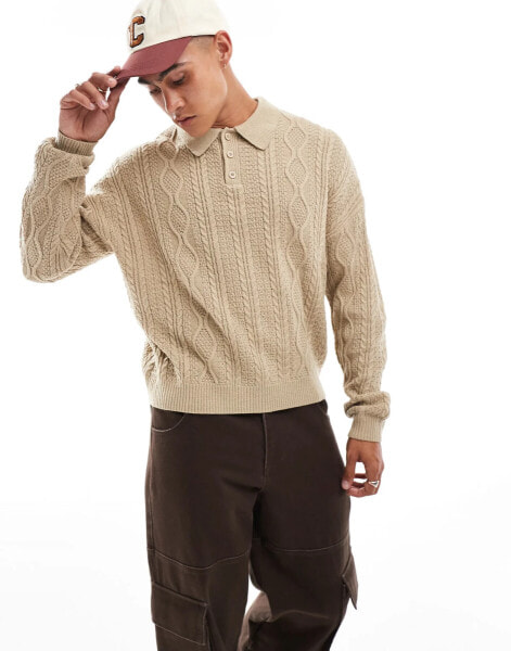 ASOS DESIGN – Gestrickter Polo-Pullover in Steinbeige mit Zopfmuster und lockerem Schnitt