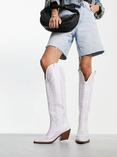 ASOS DESIGN – Chester – Kniehohe Stiefel in Weiß mit Ziernähten in Kontrastfarbe