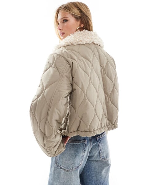 ASOS DESIGN – Steppjacke in Khaki mit Teddykragen