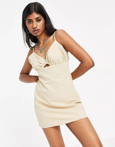 Bershka – Camisole-Minikleid in Sand mit Raffung und Bindeband vorne