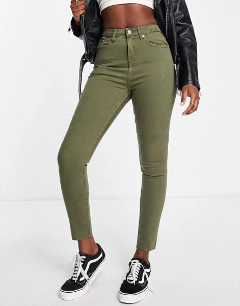 Miss Selfridge – Skinny-Jeans mit ausgefranstem Saum in Khaki