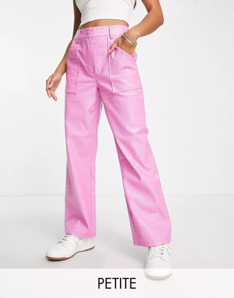 Miss Selfridge Petite – Gerade geschnittene Hose in Rosa mit Lack-Kroko-Optik und Seitenschlitz