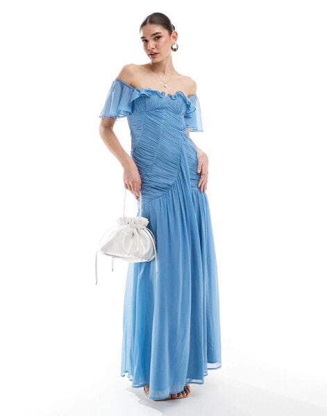 ASOS DESIGN – Gerafftes Maxikleid in Blau mit Rüschen und Carmen-Ausschnitt