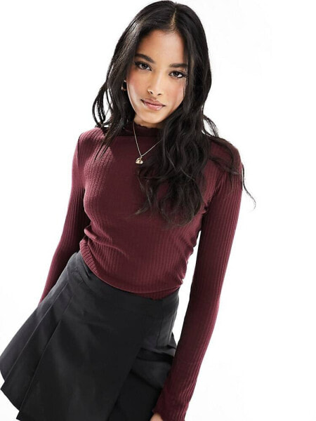 ONLY lettuce edge high neck ribbed top in burgundy