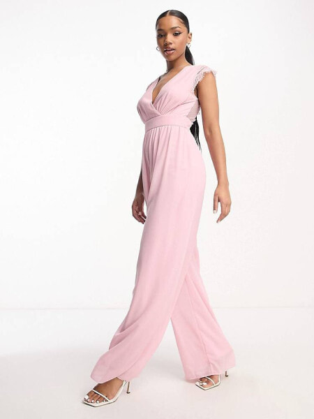 Комбинезон TFNC для подружек невесты в нежно-розовом цвете с задней частью из кружевной ткани