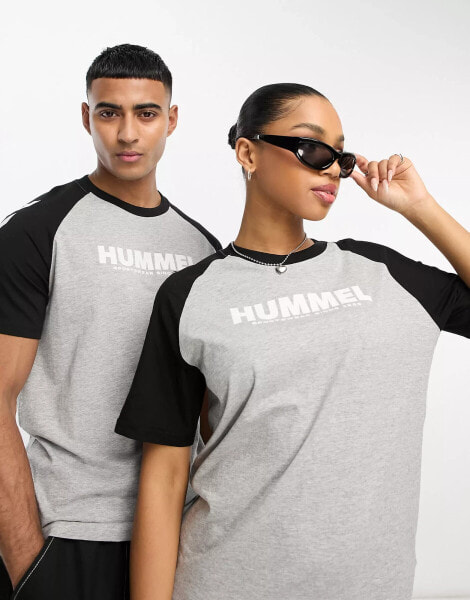 Hummel – Blocked – Unisex-T-Shirt in Grau