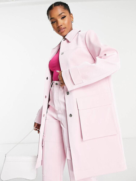 Пальто Miss Selfridge - Виниловое пальто с карманными клапанами в розовом цвете, комбинированное
