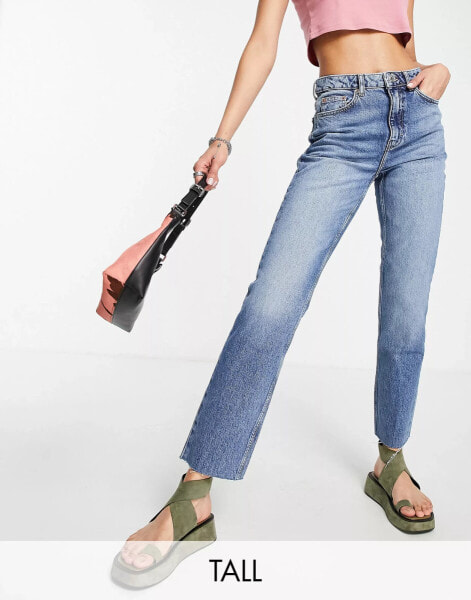 Topshop Tall – Gerade Jeans in Mittelblau mit mittelhohem Bund, verkürzter Beinlänge und unversäubertem Saum