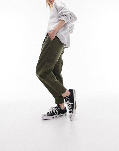 Topshop Petite – Karottenhose aus Cord in Khaki