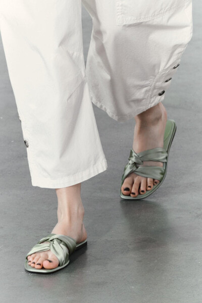 Flat knotted sandals