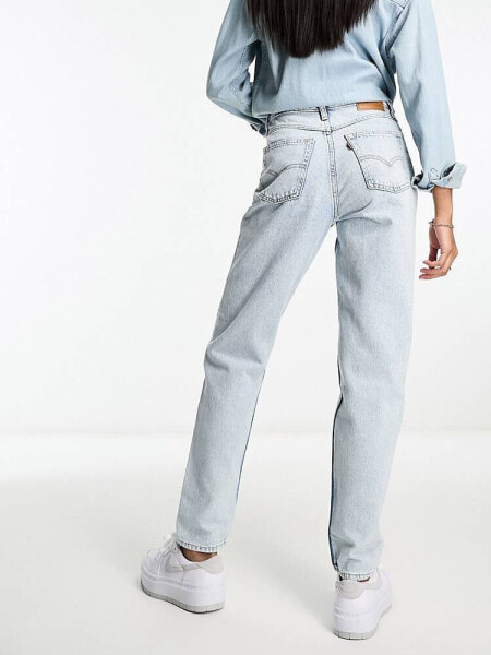 Levi's 80s mom jean in light white blue wash