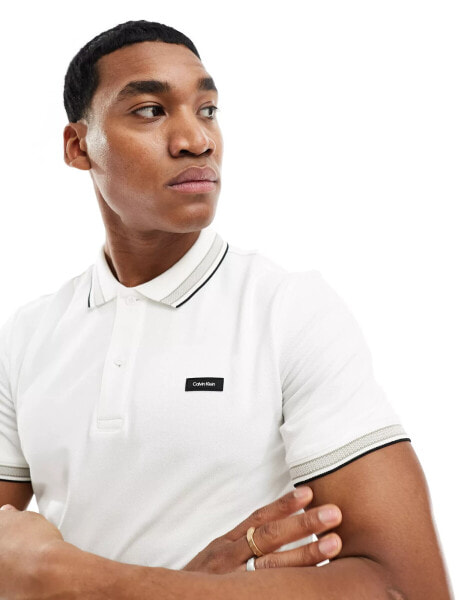 Calvin Klein – Poloshirt aus Stretch-Pikee in Weiß mit Zierstreifen