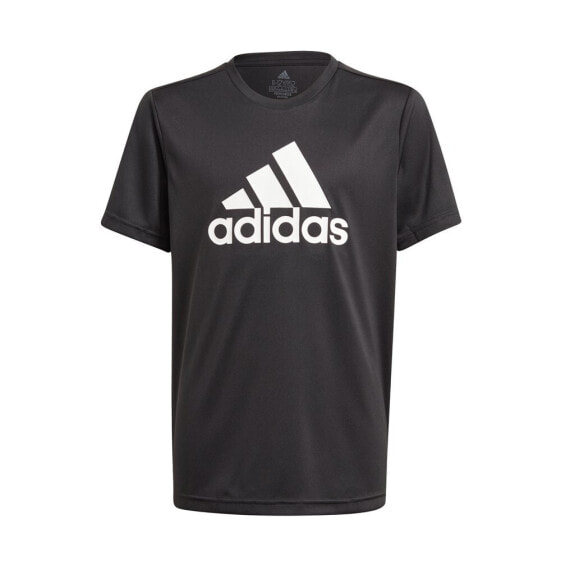 Футболка Adidas Для активного отдыха с логотипом на груди.