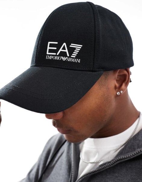 EA7 – Schwarze Kappe mit Logo