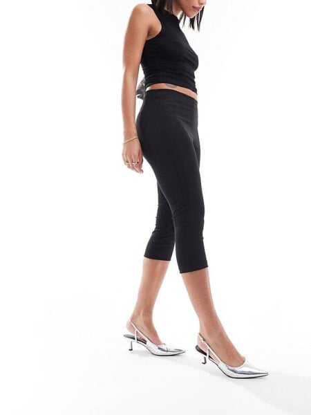 Bershka capri trousers in black 