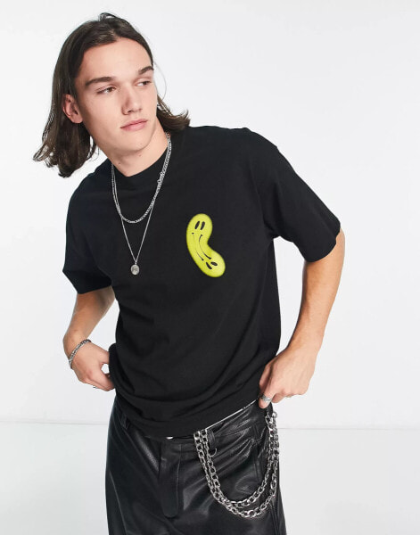 The Couture Club – Locker geschnittenes T-Shirt in verwaschenem Schwarz mit verzerrten Placement-Prints