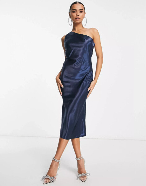 Lola May – Satin-Midikleid in Marineblau mit One-Shoulder- und Strass-Träger