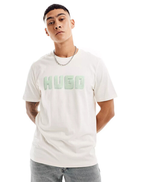 HUGO Red – Daqerio – T-Shirt in gebrochenem Weiß mit Logo-Print