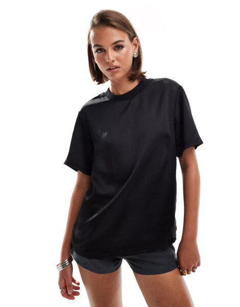 ASOS DESIGN – Satin-T-Shirt in Schwarz mit geripptem Ausschnitt