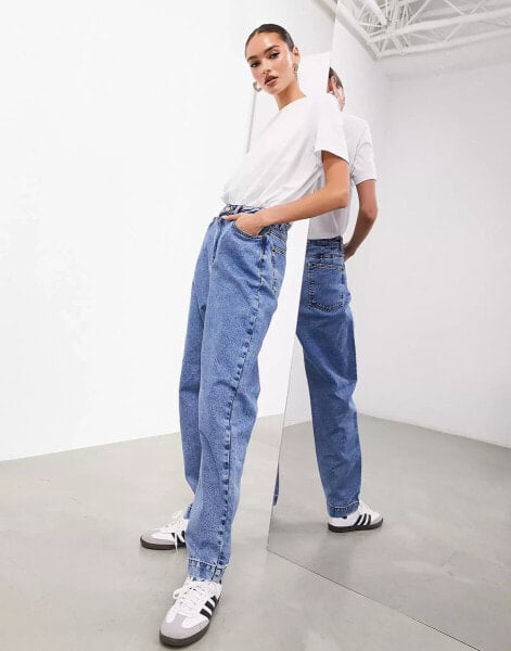 ASOS EDITION – Klassische, schmal zulaufende Denim-Jeans in mittelblauer Waschung