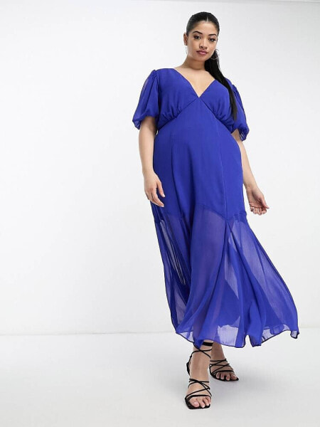 ASOS DESIGN Curve – Midikleid aus Chiffon in Kobaltblau mit V-Ausschnitt, Flatterärmeln und Godet-Details am Saum