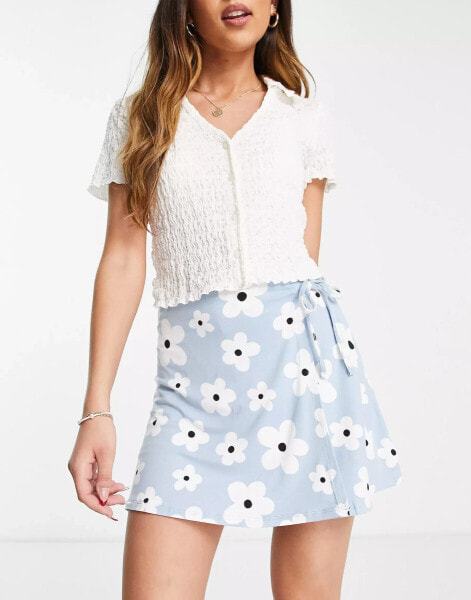 ASOS DESIGN – Skort mit Wickeldetail und großem 60er-Blumenmuster