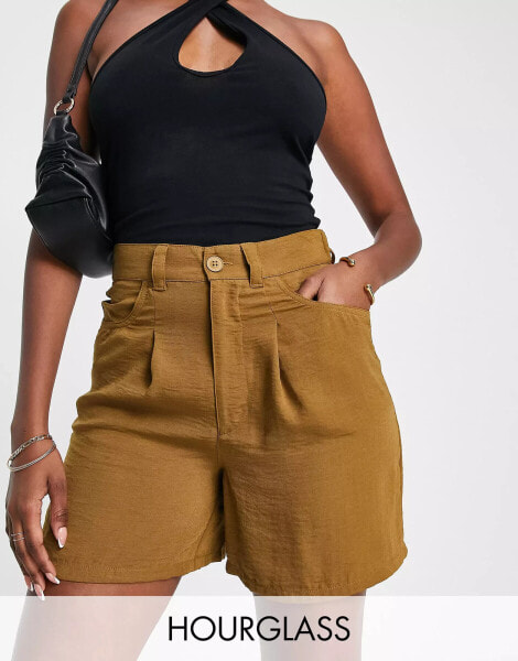 ASOS DESIGN Hourglass – Drapierte Dad-Shorts in Zimtbraun