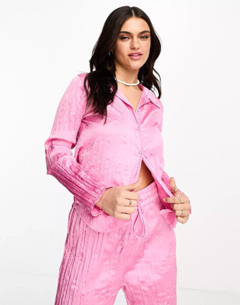 Monki – Bluse in Rosa mit Knitterstruktur, Kombiteil