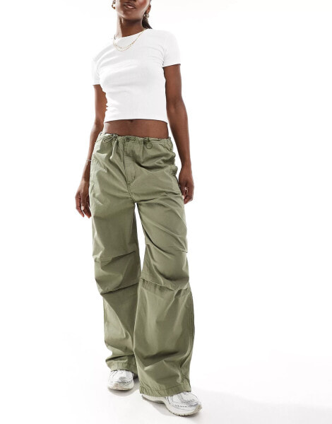 Levi's parachute pant in green