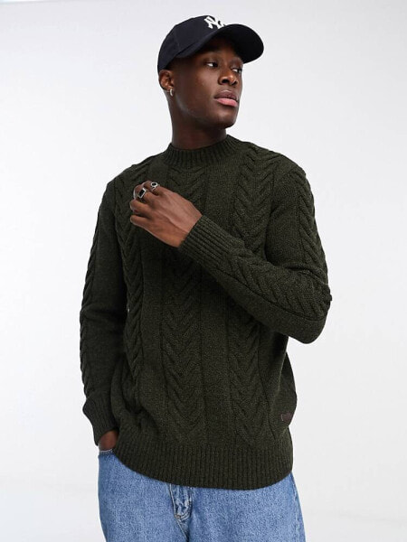 Barbour – Essential – Strickpullover in dunklem Olivgrün mit Zopfmuster und Rundhalsausschnitt