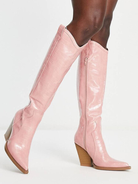 ASOS DESIGN – Catapult – Kniehohe Westernstiefel in Kroko-Rosa mit Absatz