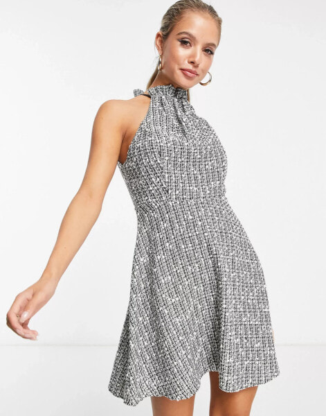 ASOS DESIGN – Kurzes, geformtes Neckholder-Kleid in Khaki-Bouclé