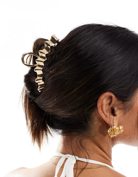 ASOS DESIGN metal hair claw in wave detail in gold tone