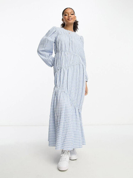 ASOS DESIGN – Gerafftes, gestuftes Maxikleid mit blauem Picknick-Karomuster