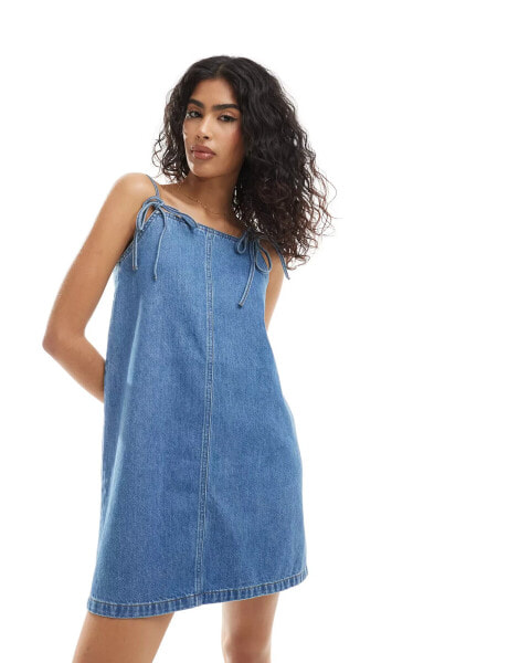 ASOS DESIGN – Jeanskleid in Indigoblau mit Schleifendesign