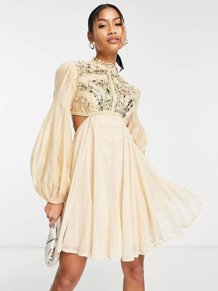 ASOS DESIGN – Verziertes Minikleid in Beige mit Ballonärmeln, Strassgitter und Zierausschnitt