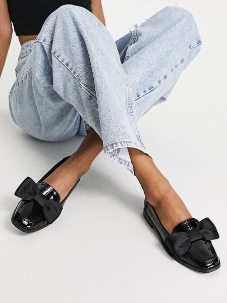 Женские лоферы ASOS DESIGN Mentor Flache Loafer in Schwarz lackiert mit Schleifenverzierung