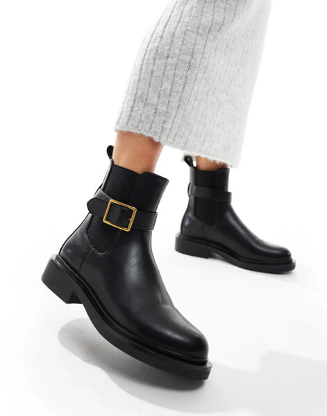 ASOS DESIGN Wide Fit – Aurora – Flache Stiefel in Schwarz mit Schnallenriemen, weite Passform