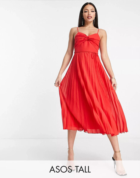 ASOS DESIGN Tall – Plissiertes Midi-Trägerkleid in Rot mit Bindegürtel und verdrehter Vorderseite