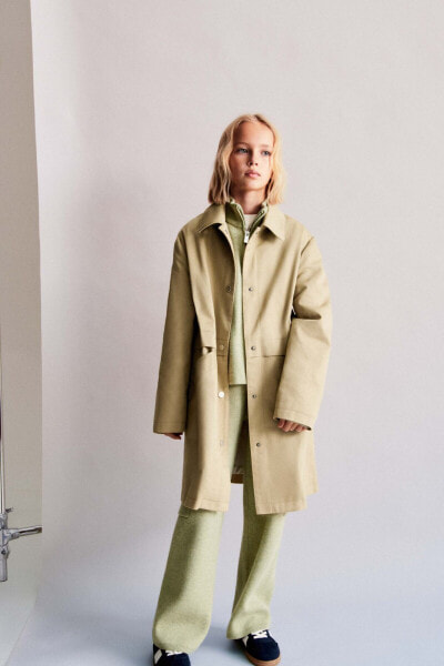 Trench coat with snap buttons