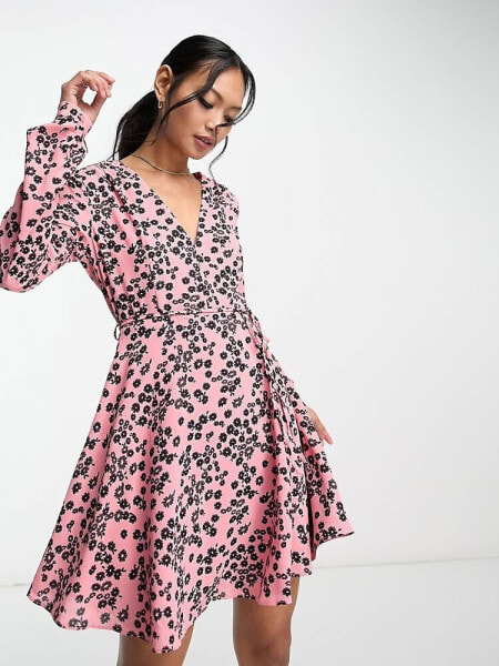 Повседневное платье Glamorous с длинным рукавом в розовом цвете с черно-белым цветочным узором, V-образным вырезом и поясом.