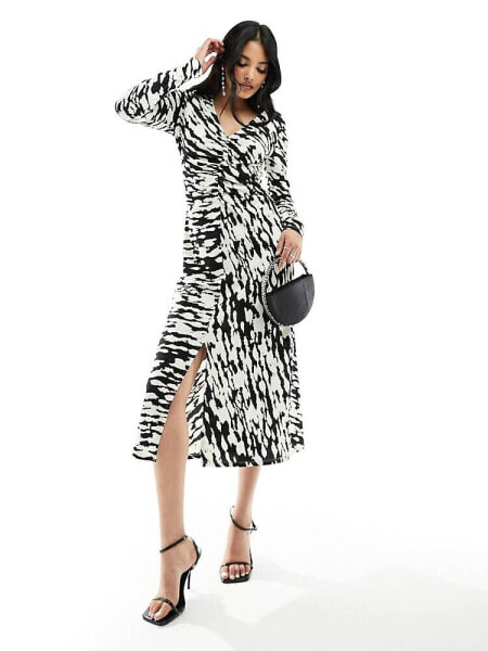 New Look ruched long sleeve midi dress in black pattern