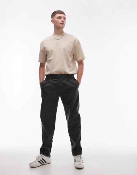 Topman – Schmal zulaufende Hose in Schwarz aus Kunstleder