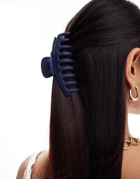 Pieces wellness tube claw clip in navy blue