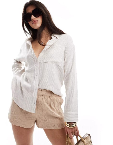 Hollister – Gestreiftes Oversize-Leinenhemd in Weiß und Beige