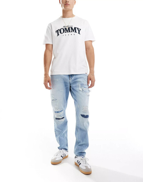 Tommy Jeans – Isaac – Schmal zulaufende Jeans in heller Waschung mit Abnutzungsdetails