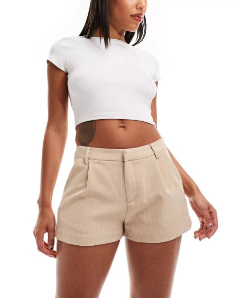 Miss Selfridge – Elegante, kastige Hotpants in Beige mit Nadelstreifen