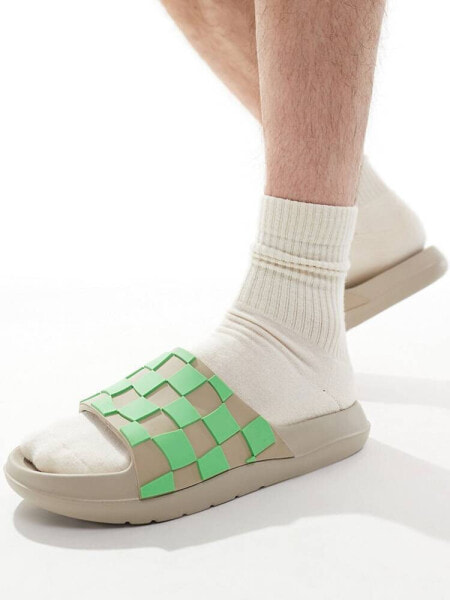 ASOS DESIGN sliders in stone with green checkboard 	